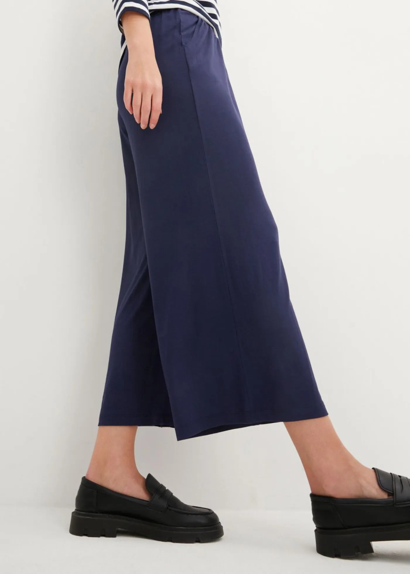 Pantalón de punto de mezcla de viscosa fluida, largo 7/8 Mujer Pantalones|Novedades