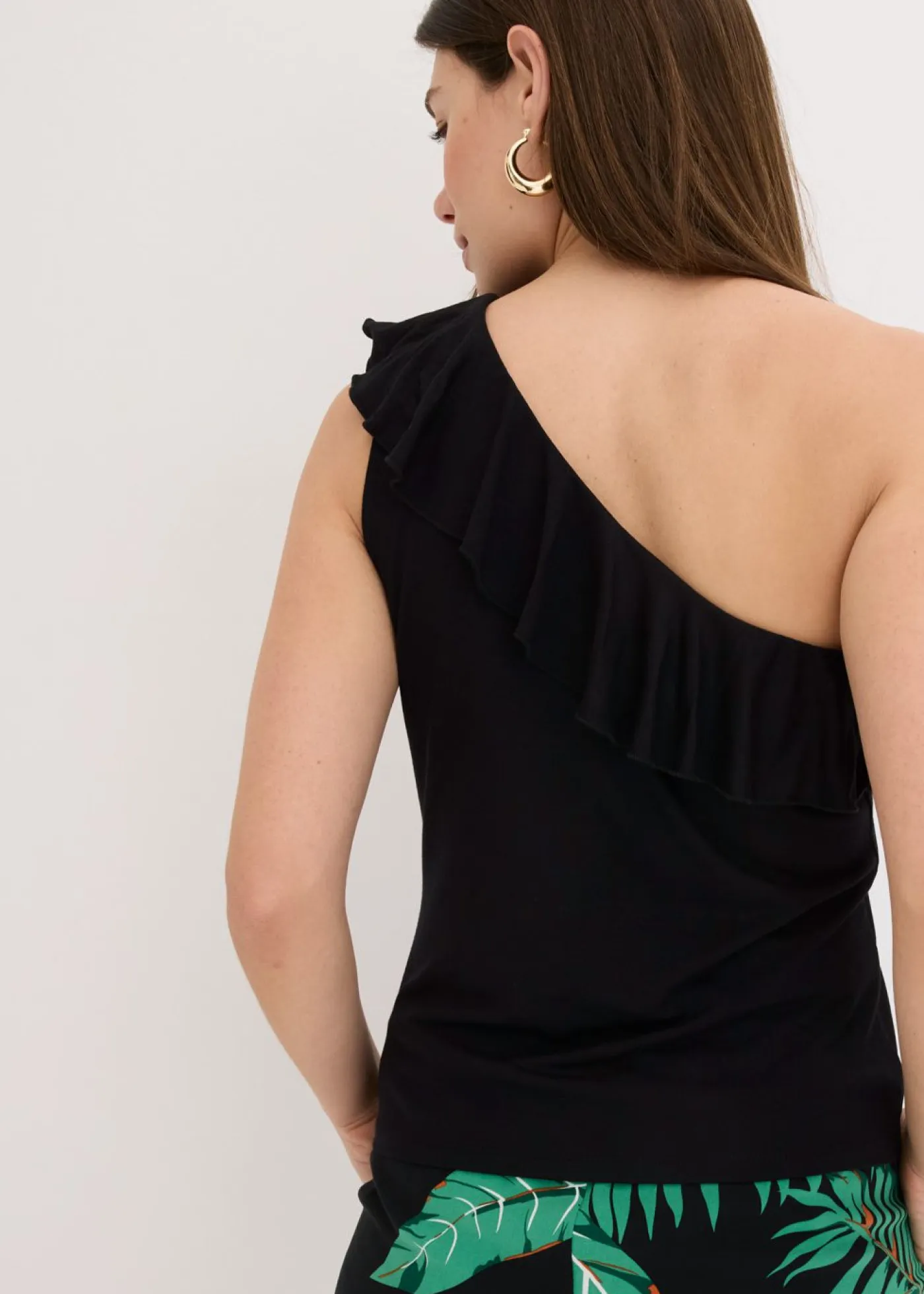 Best Top de mezcla de viscosa suave con un hombro al descubierto y volante decorativo Mujer Camisetas