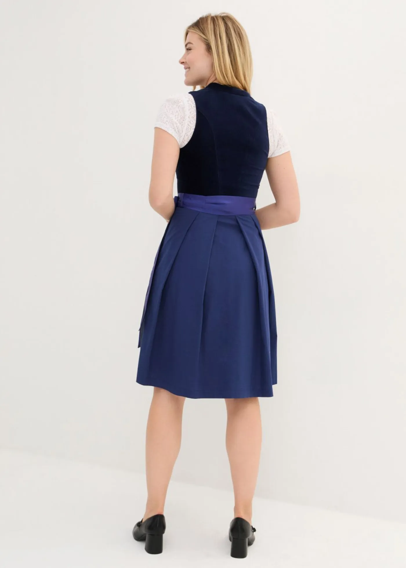 Traje tirolés con corpiño de terciopelo y delantal de satén (2 piezas) Mujer Vestidos