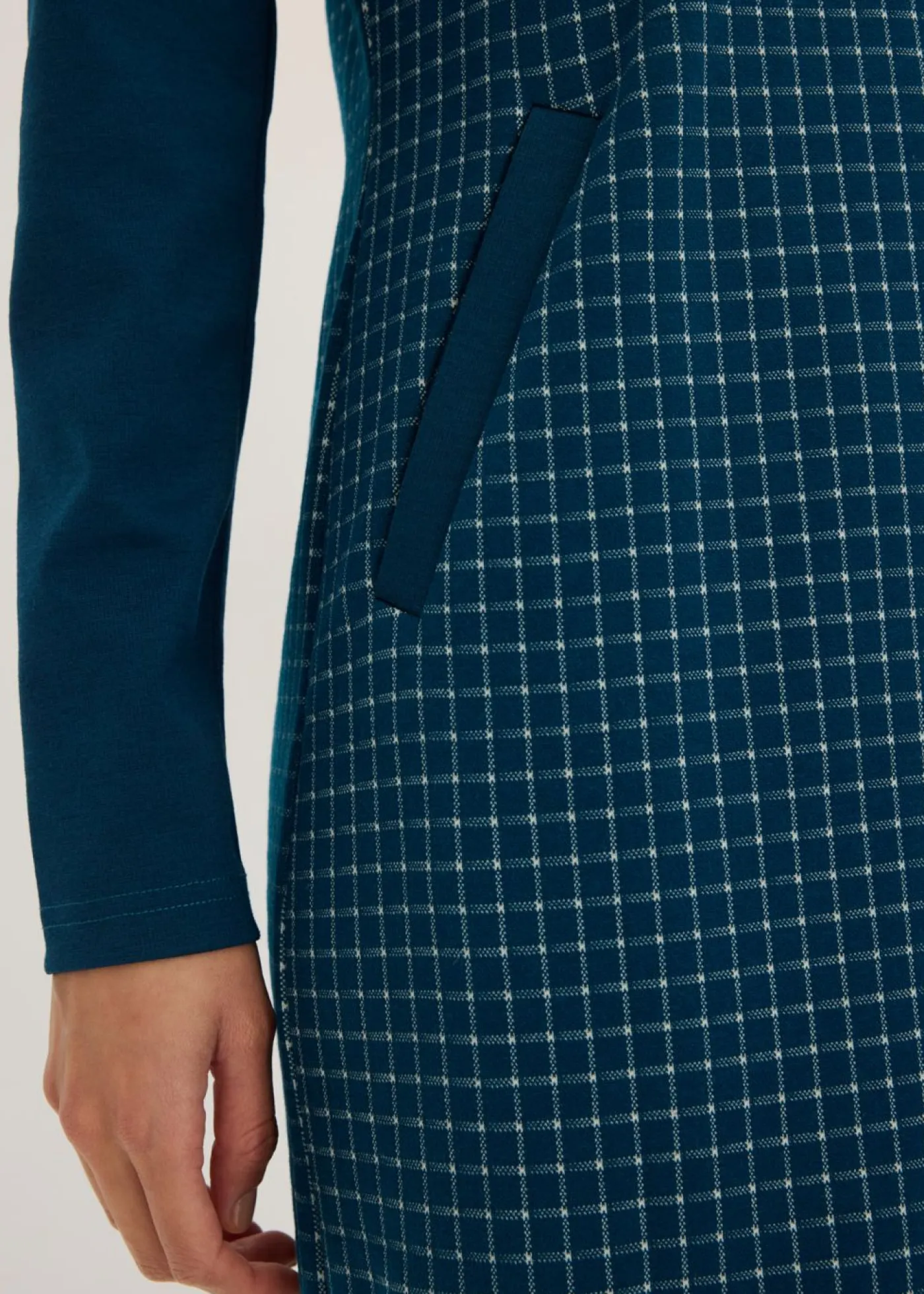 Vestido de jacquard con cuello en contraste Mujer Vestidos